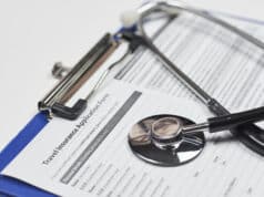 Choroba na wakacjach: jak leczyć się podczas urlopu w kraju i za granicą?