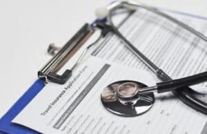 Choroba na wakacjach: jak leczyć się podczas urlopu w kraju i za granicą?