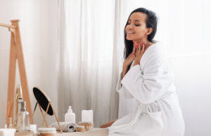 Jak dbać o skórę szyi i dekoltu, aby wyglądała młodo?