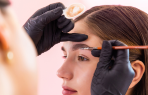 Jak i czym malować brwi? Makijaż brwi krok po kroku