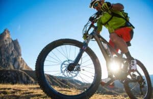 Techniki jazdy na rowerze crossowym: jak pokonać trudne tereny z płynnością?