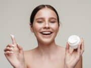 Kremy do twarzy z SPF: Dlaczego ochrona przed słońcem jest kluczowa dla zdrowej skóry?